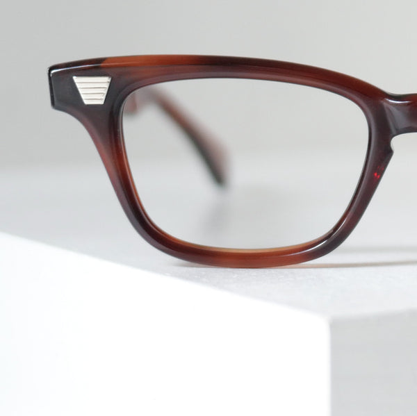 深みのあるアンバーカラーのヴィンテージメガネ Graceline G.M.12 ホーンRむウェリントンのクローズアップ