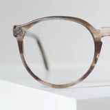 貴重なアメリカ製ヴィンテージ Liberty デミブラウンボストン型眼鏡のクローズアップ画像