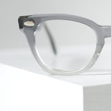 アメリカンオプティカル製ヴィンテージメガネのロケットシェイプリベットとホーンリムのアップ写真