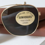 American Optical SUNVOUGES クリップオン サングラス 52mm。1950〜60年代製、グレーレンズ＆ゴールドメタルフレームのデッドストック品。