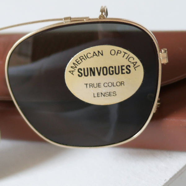 American Optical SUNVOUGES クリップオン サングラス 52mm。1950〜60年代製、グレーレンズ＆ゴールドメタルフレームのデッドストック品。