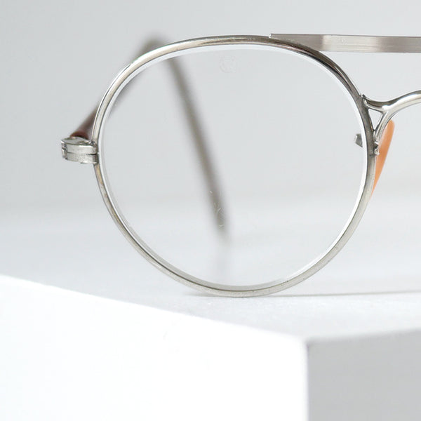 Bausch & Lomb ヴィンテージ セーフティーゴーグル 44/22。シルバーメタルのラウンドフレーム、1950〜60年代製のデッドストック。