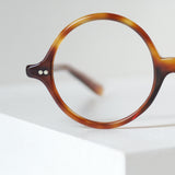 1950-1960年代製ヴァニティー（VANITY）クラシックラウンド型ヴィンテージ眼鏡（ハニーアンバー・デッドストック）の正面アップ画像