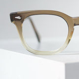 アメリカンオプティカルのヴィンテージフレーム、アップ写真。ミッドセンチュリーのクラシックなスタイルを表現。